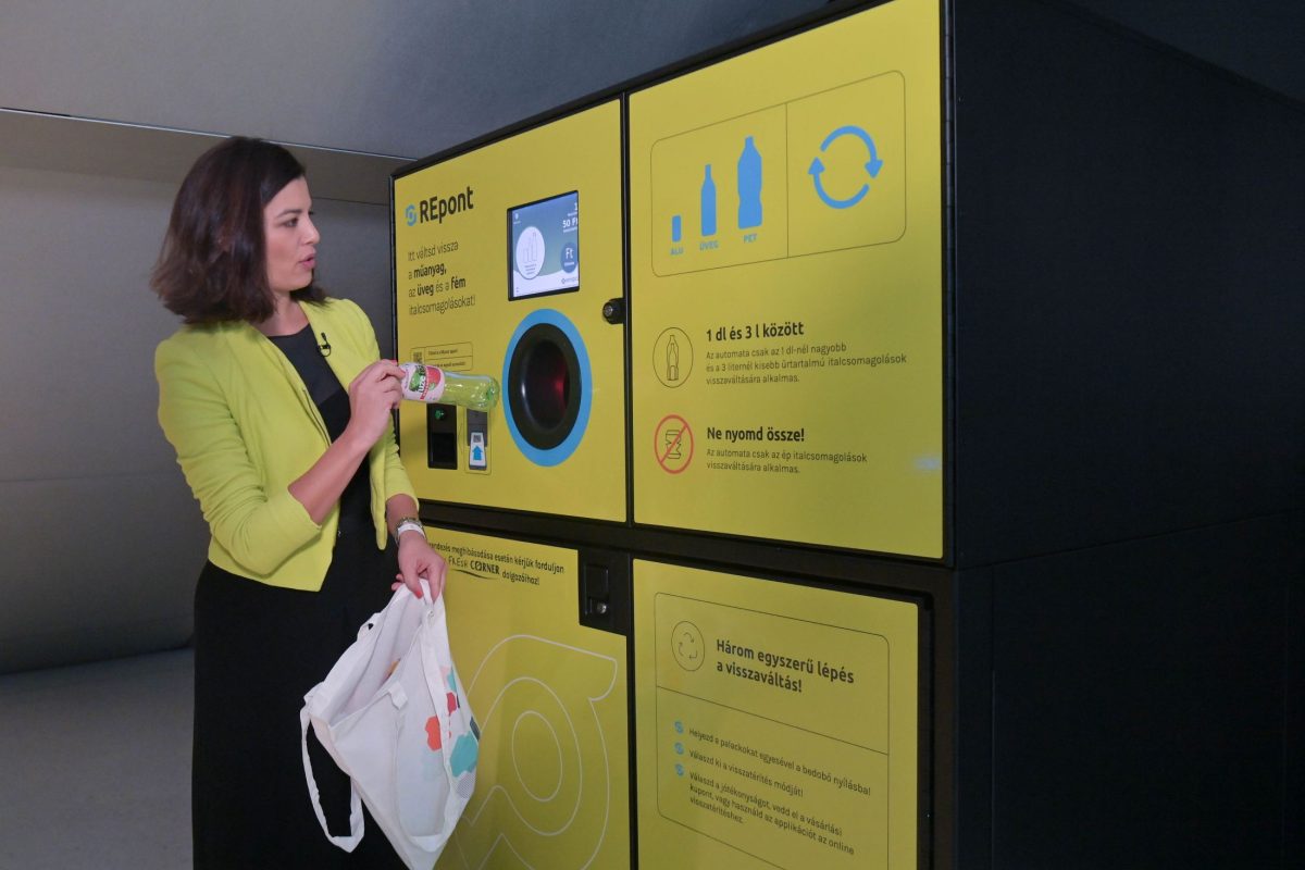 Terézváros meglépi: szigorúbb szabályokkal védenék a közterületeket a palackgyűjtők ellen