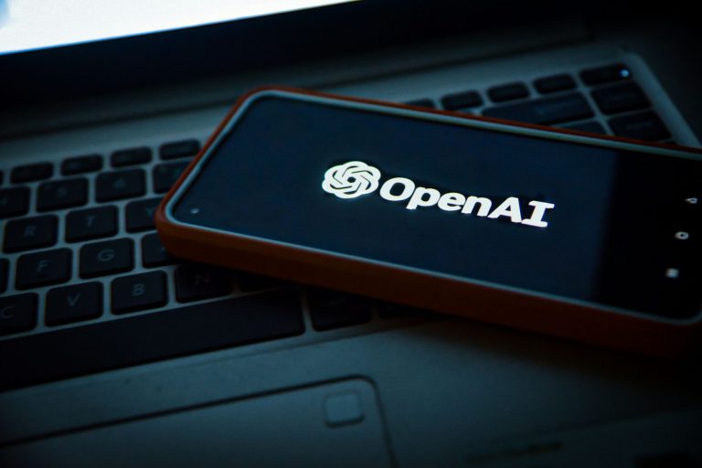 Az Apple legendás formatervezője csatlakozik az OpenAI-hoz
