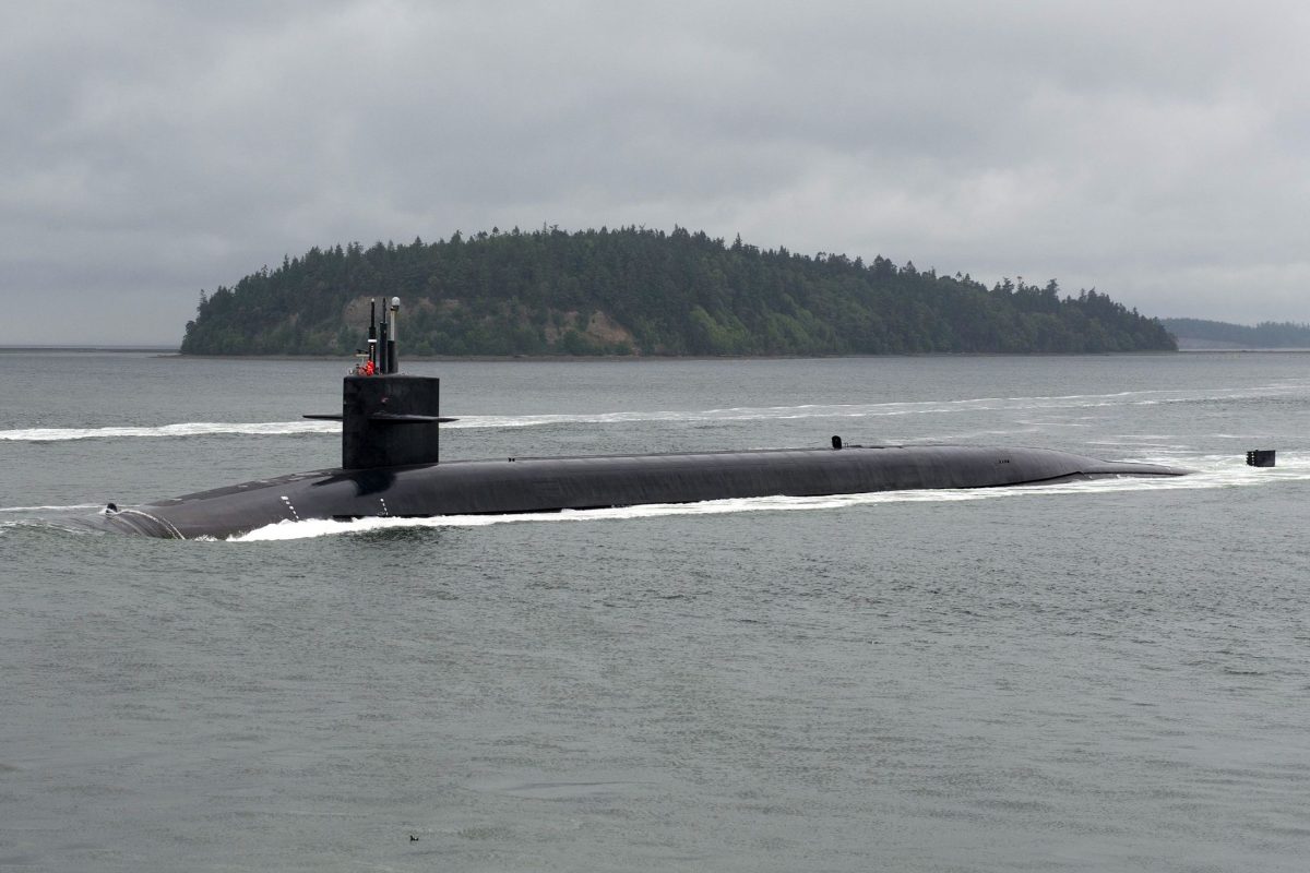 Helikopteres kíséretet kapott egy amerikai nukleáris tengeralattjáró (videó)