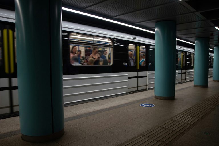 Elektromos meghibásodás miatt nem jár az M2-es metró egy szakaszon