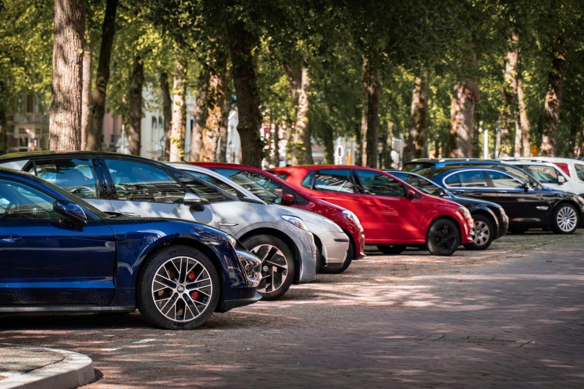 Valaki szögeket kezdett el szórni a parkoló autók közé Óbudán, jobb vigyázni