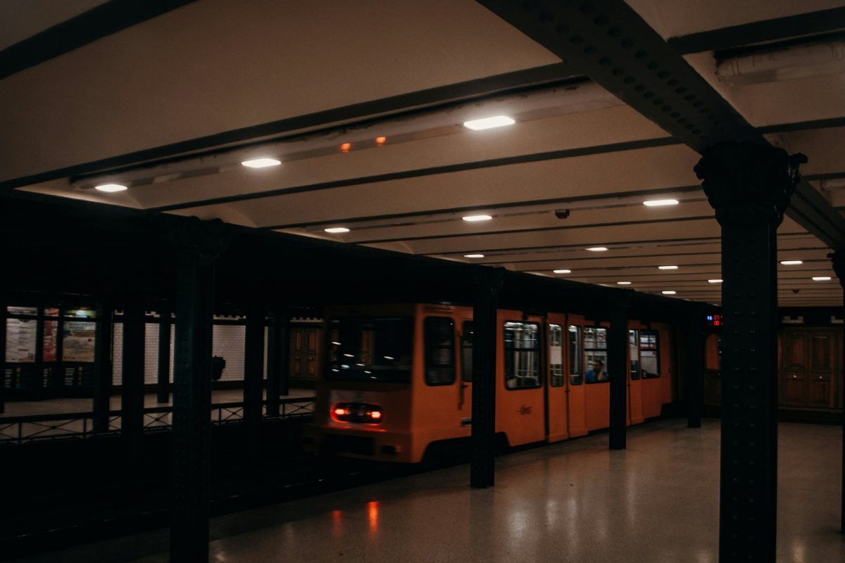 Meghibásodás miatt valahol még csak meg sem áll az M1-es metró