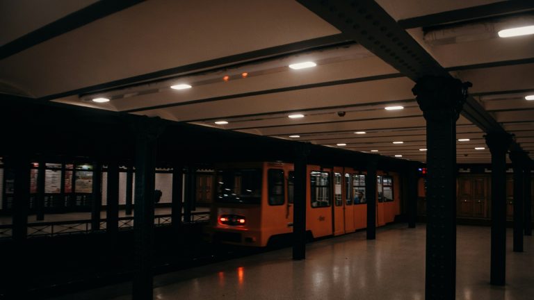 Meghibásodás miatt valahol még csak meg sem áll az M1-es metró