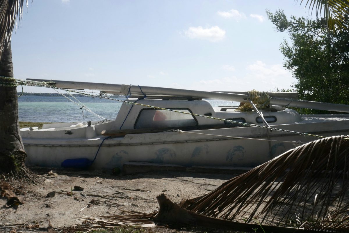 Tizenegy bomlásnak indult holttestet találtak egy partra vetett hajóban