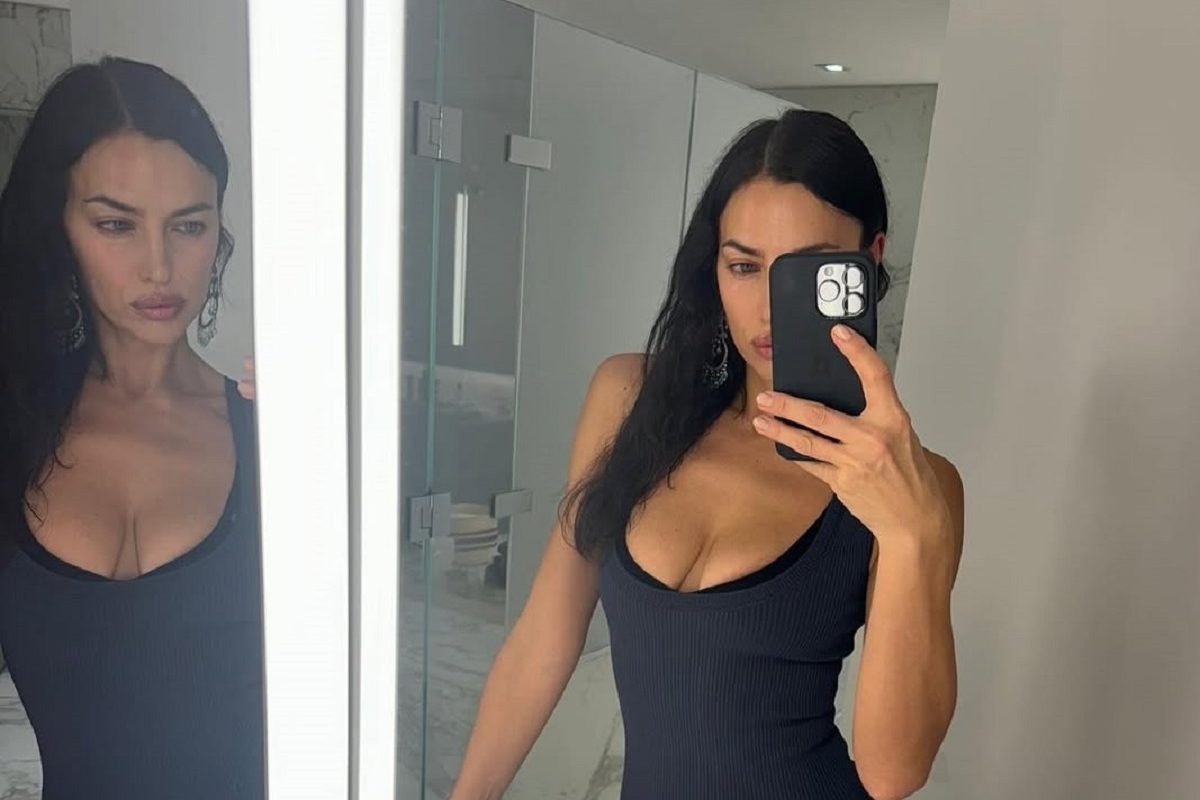 Irina Shayk apró body-ban mutatta meg formás lábait