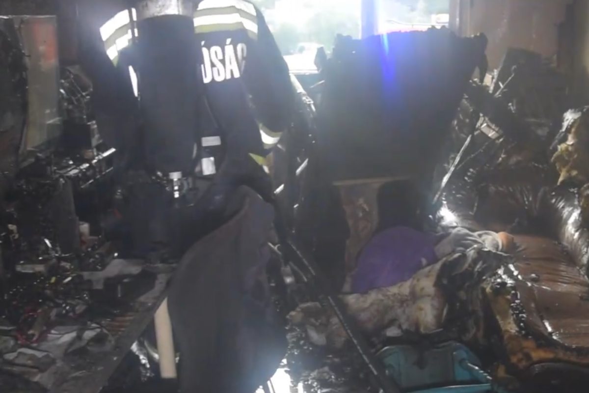 Halálos lakástűz történt Csepelen szerda hajnalban, hatalmas a pusztítás (videóval)
