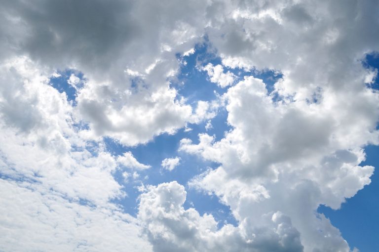 Felhősen indul a szombat reggel, de napközben visszatér a napsütés