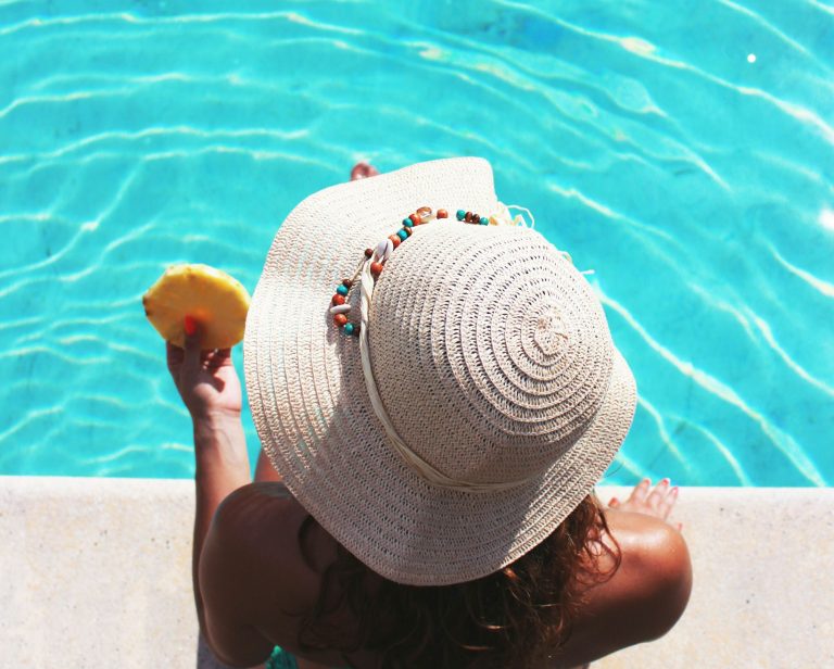 Csak pár apró felhő zavarhatja meg a verőfényes napsütést kedden