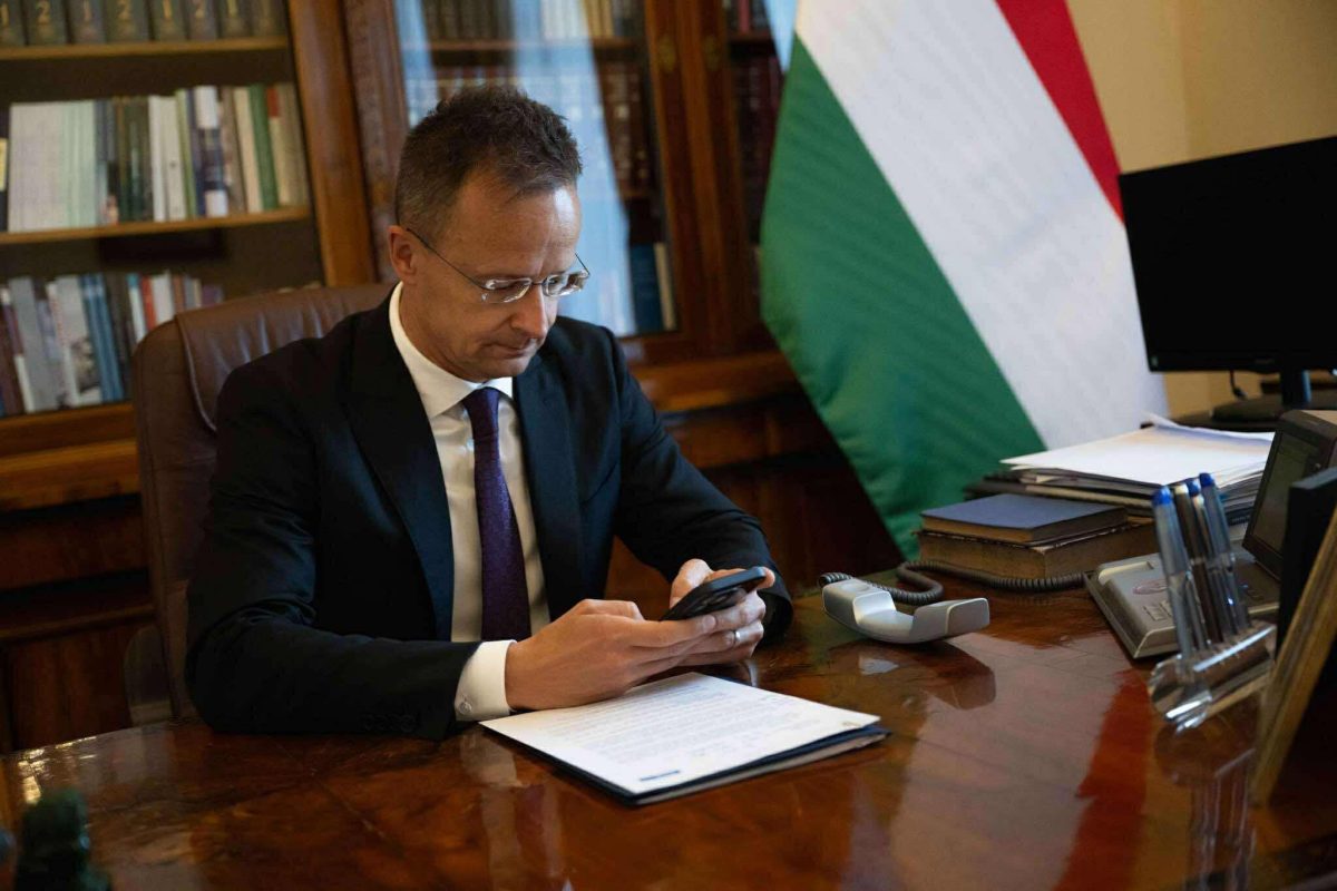 Szijjártó Péter szerint Zelenszkij a magyarok pénzét és a katonáinkat akarja