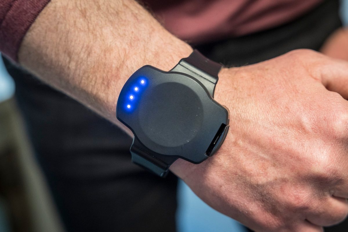 Okosórákra cseréli a lábbilincseket a rendőrség