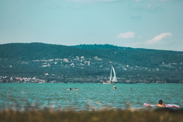 Nyári csobbanásra fel! Már közel 25 fokos a Balaton vize