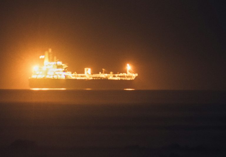 Lángoló teherszállító hajó sodródik a vízen, 800 elektromos autó is van a raktérben