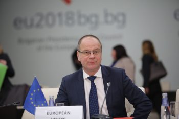 Navracsics bejelentette: 30 százalékkal emelkedik a kormánytisztviselők bére