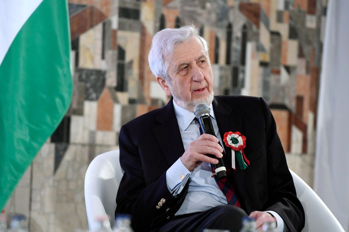 Letartóztatták a 70 éves elkövetőt, aki kőműveskalapáccsal támadt Jeszenszky Gézára