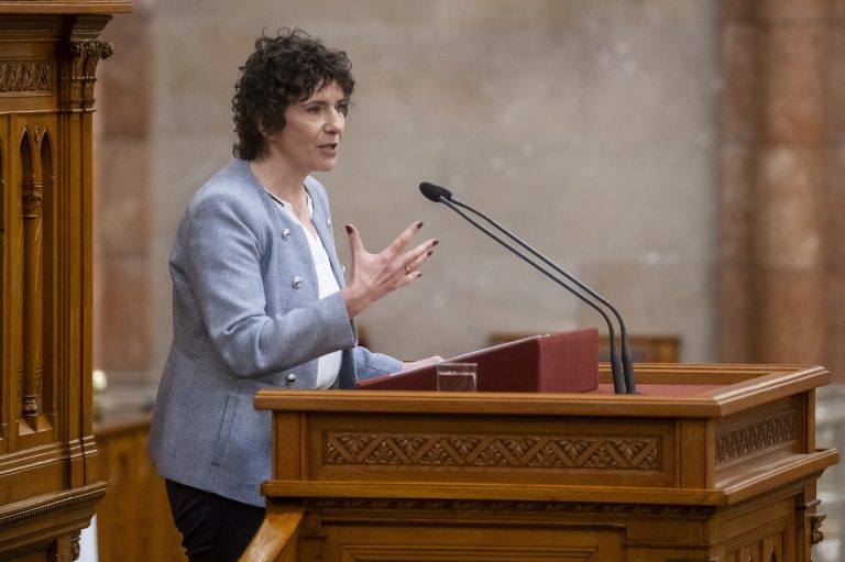 Dobrev Klára nem szeret kamerák előtt pózolni