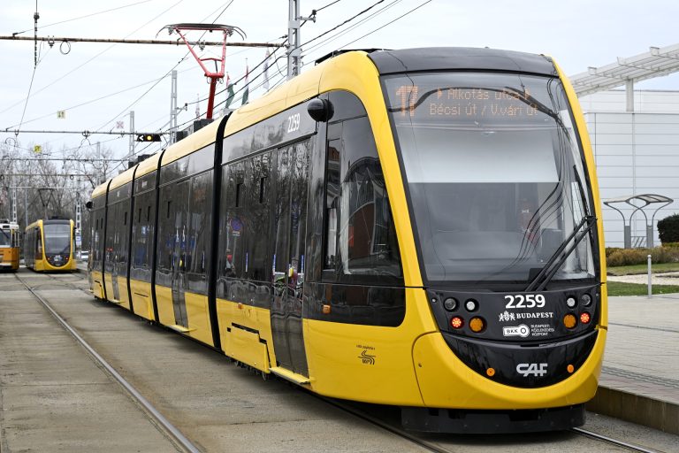 Ingyen sört osztogatott a Kutyapárt a pénteki BKK-leállás alatt Budapest csomópontjaiban