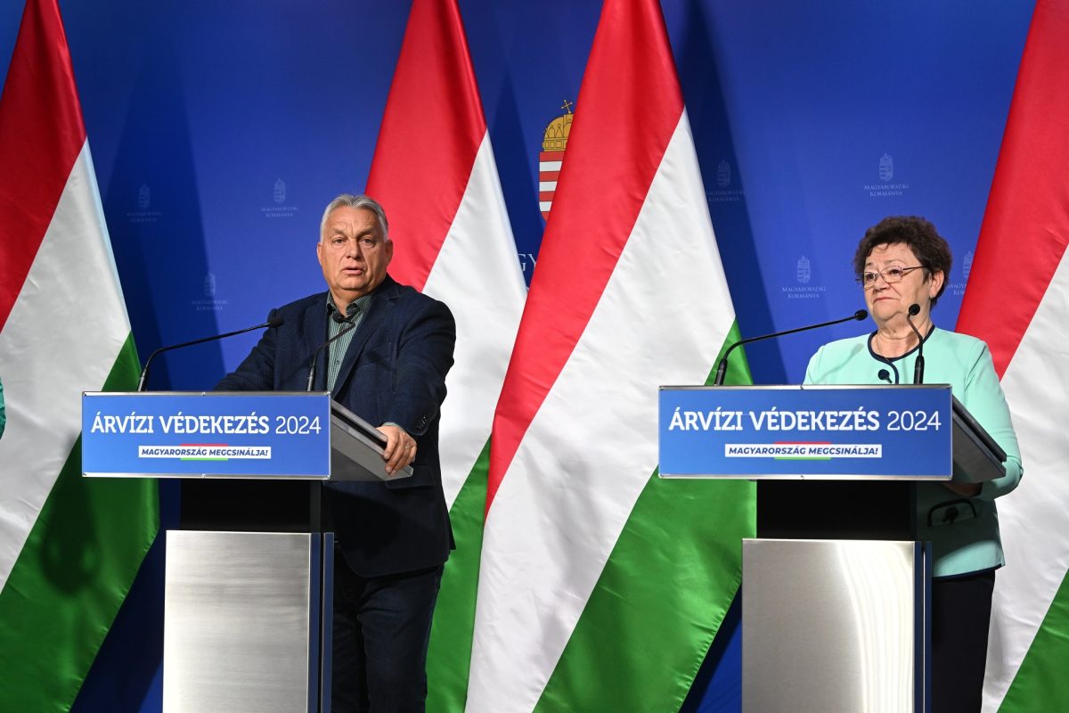 Videón Orbán Viktor köszöntése a nyugdíjba vonult Müller Cecíliának