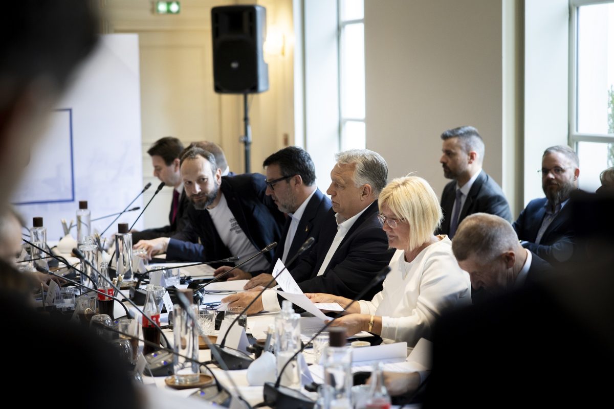 Orbán Viktor: nem akarunk meghalni Ukrajnáért, és nem térdelünk le Brüsszel előtt