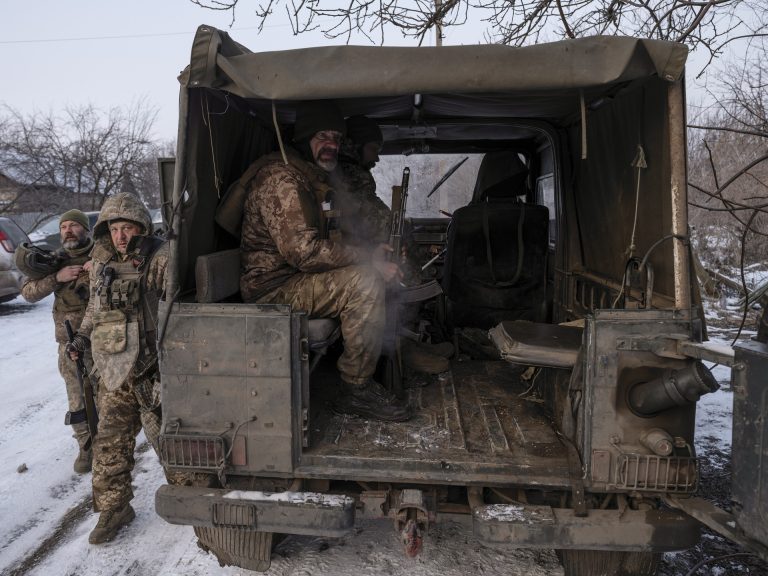 Több mint 20 év börtönt kapott két ukrán katona Oroszországban, egyikük mesterlövész