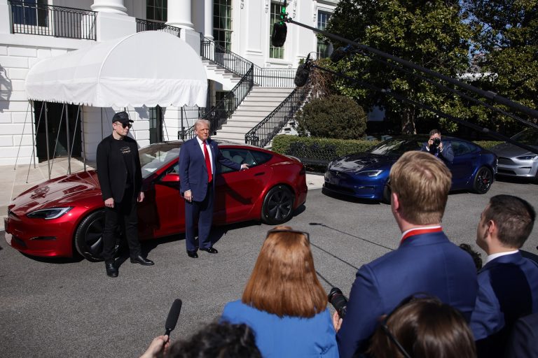 Trump meggondolta magát, lecserélné a Tesláját a Musk-balhé miatt