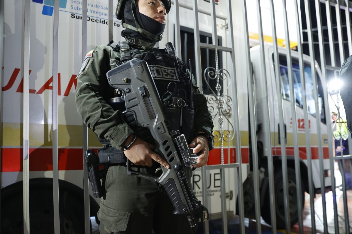 Kétszer fejbe lőtték az ismert elnökjelöltet, válságos az állapota