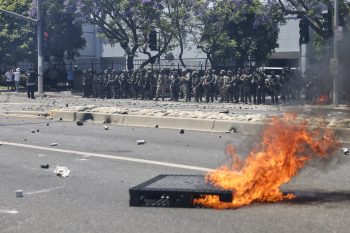 Lesújtó felvételek érkeztek Los Angelesből, így tombolnak az emberek az utcákon (videó)