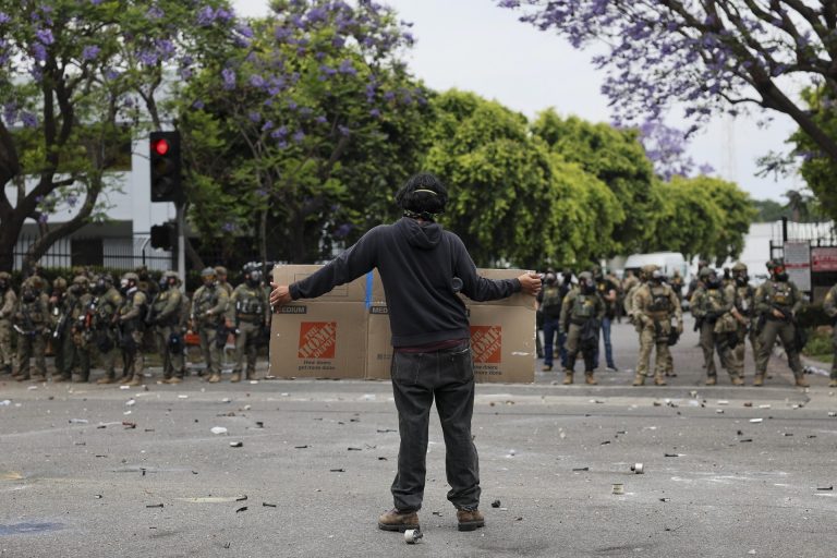 Trump majdnem leesett a lépcsőn, aki üzeni: Nem fogjuk hagyni, hogy ezt megússzák (videó)