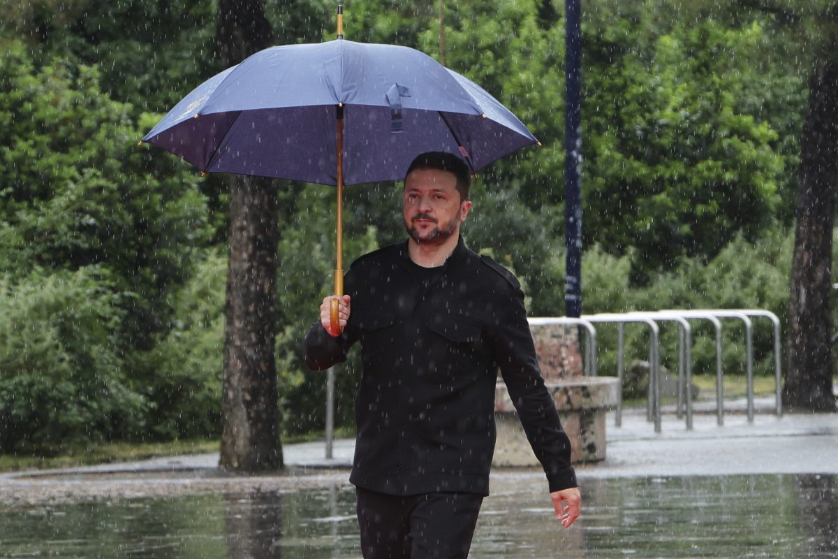 Videón, ahogyan az ukránok darabokra lövik a parkoló orosz bombázókat