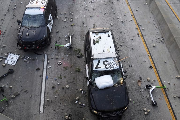 Káosz Los Angelesben, életbe lépett Trump történelmi korlátozása