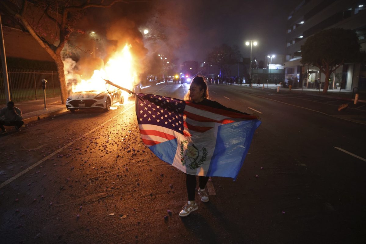Őrült autós hajtott a tüntetők közé Los Angelesben (videó)
