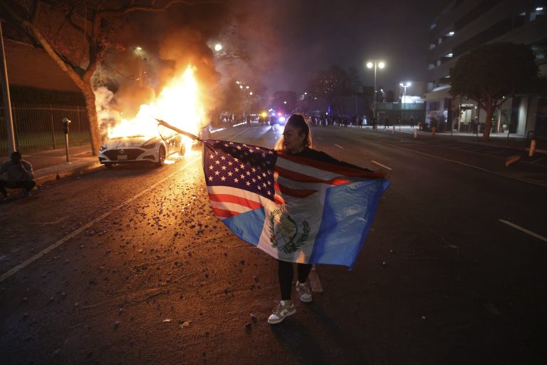 Őrült autós hajtott a tüntetők közé Los Angelesben (videó)