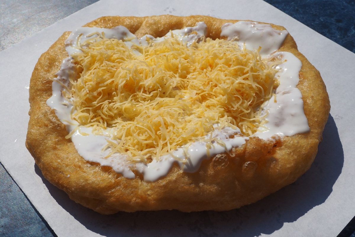 Ennyibe kerül idén a lángos a Balatonnál – forrong az internet népe