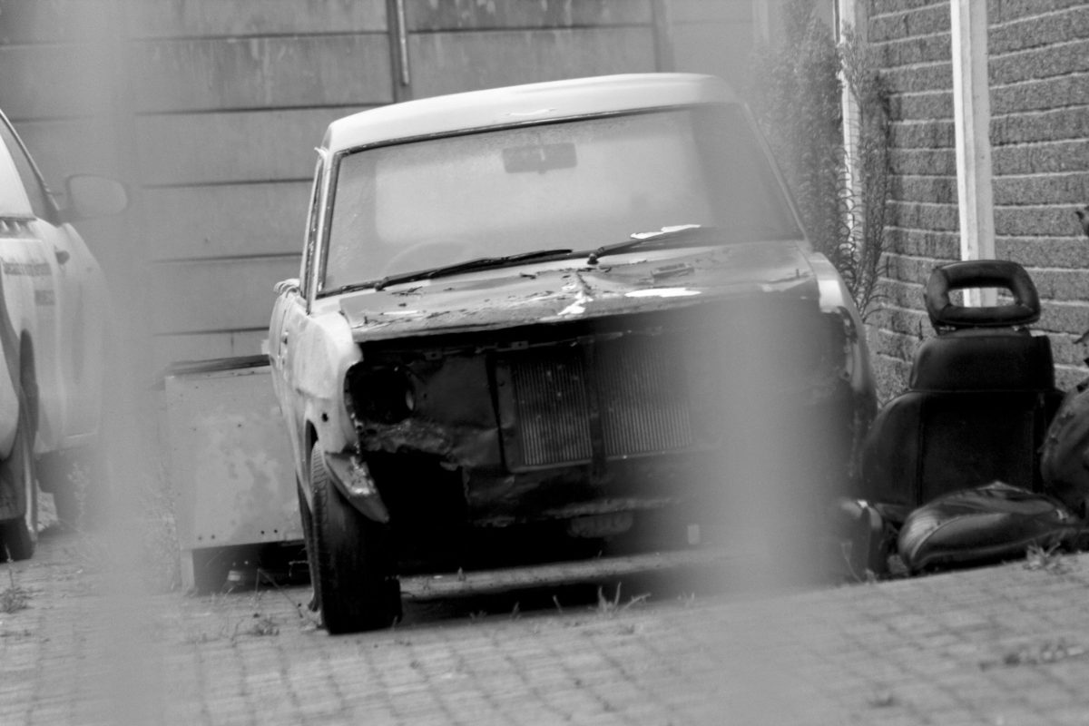 Vége a parkolóban veszteglő autóknak: Zugló nekilát a roncsok eltakarításának