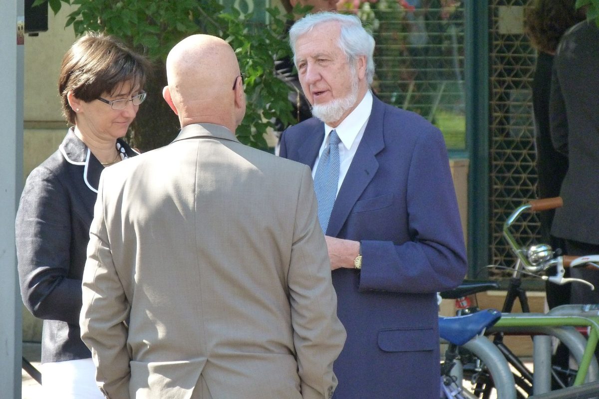 Kitüntetést és sportbérletet kapott a hős pincér, aki segített Jeszenszky Géza támadójának elfogásában