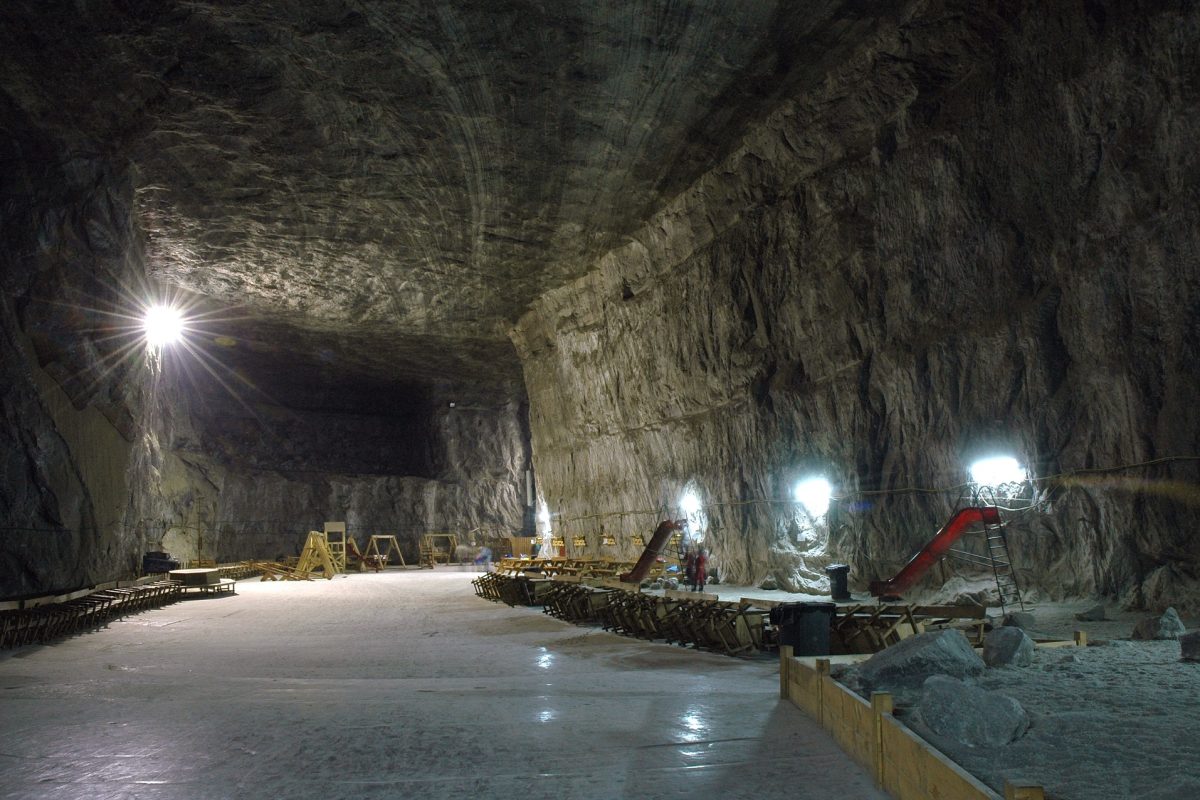 Drónfelvételek mutatják a parajdi sóbánya körüli pusztítást