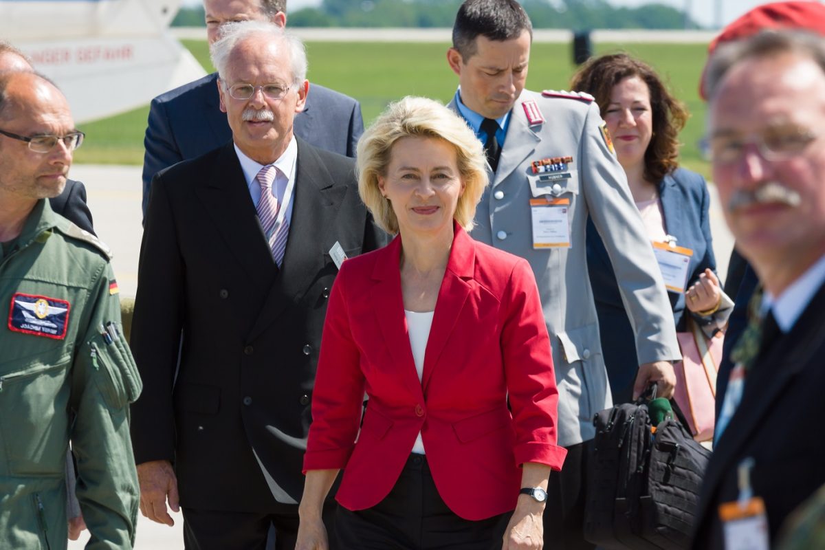 Az EU lesújtó szankciókat akar Oroszország ellen, Trump egyelőre kivár