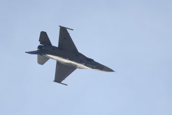 Irán megindította a válaszcsapásokat az USA légitámadása után, Izrael lezárta a légterét