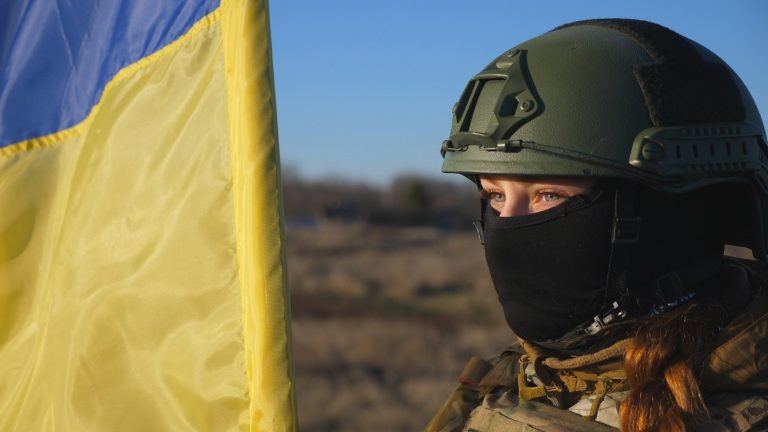 Egy Ukrajnában harcoló ukrán férfi felesége kérdezett nyilvánosan Trump-tól