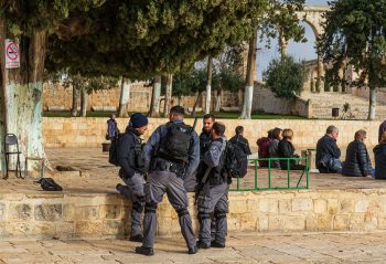 Irán máris válaszolt: óriási robbanások rázták meg Tel-Avivot és Jeruzsálemet