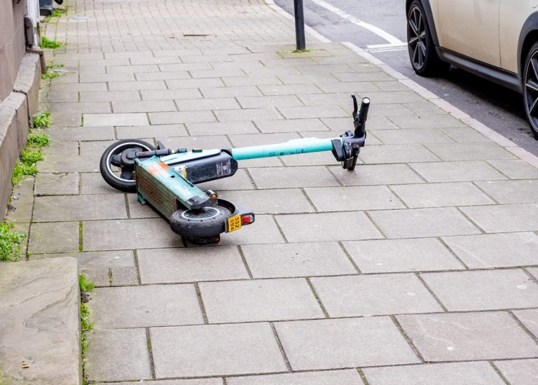 Több szabálytalanul közlekedő rollerest büntettek meg a rendőrök