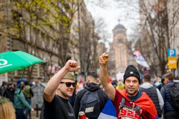 Több mint százhatvanezer tüntető vonult utcára Belgrádban, majd összecsaptak a rendőrökkel