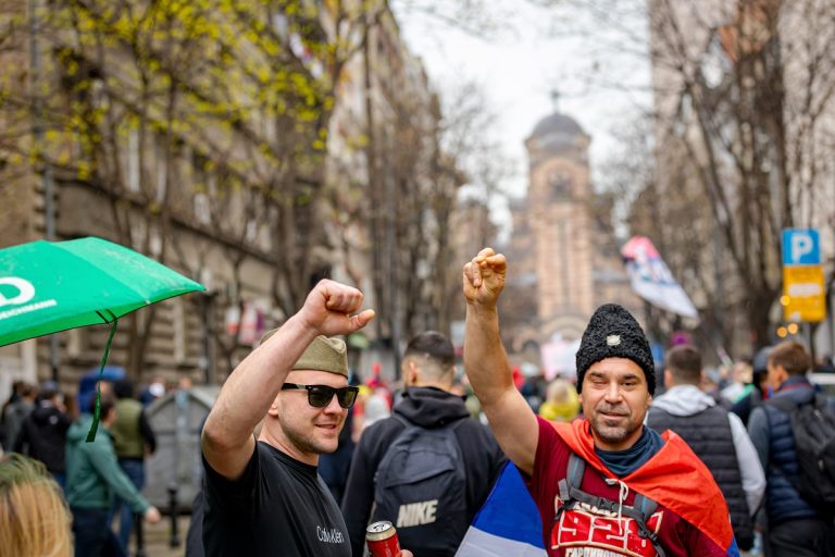 Több mint százhatvanezer tüntető vonult utcára Belgrádban, majd összecsaptak a rendőrökkel