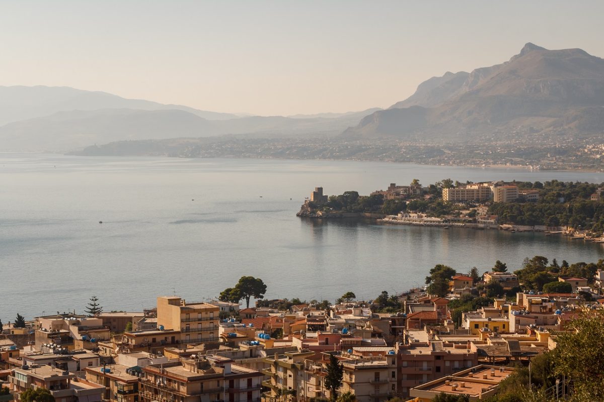 Felszínre hozták a tenger mélyéről a 10 hónapja elsüllyedt Bayesian szuperjachtot (videó)