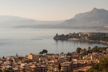 Felszínre hozták a tenger mélyéről a 10 hónapja elsüllyedt Bayesian szuperjachtot (videó)