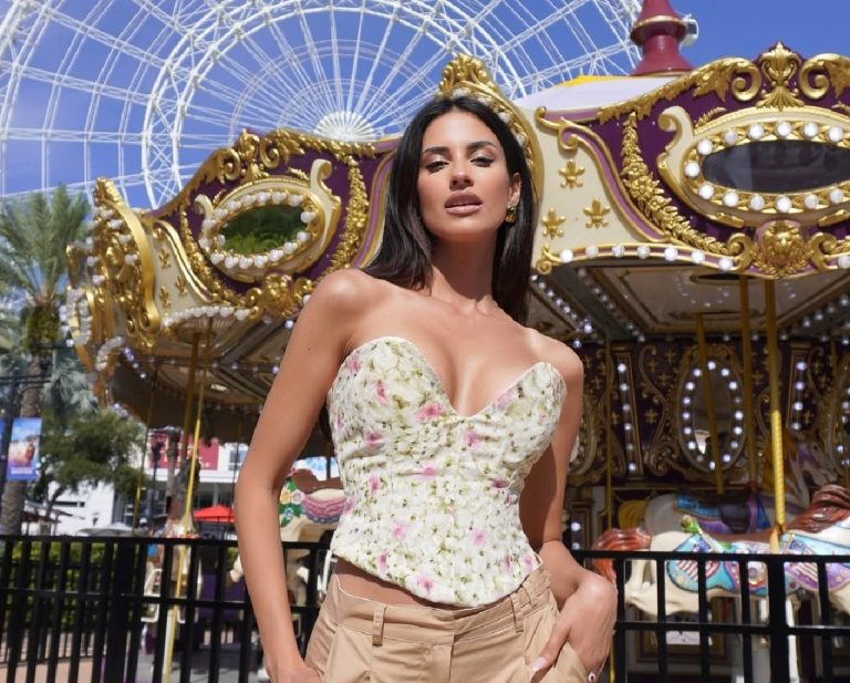 Istenien fest mélyen dekoltált fűzőjében a vonzó sportriporternő