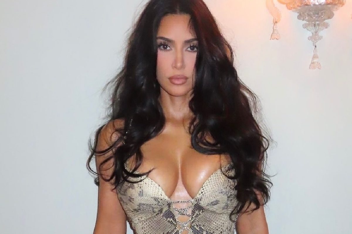 Kim Kardashian lélegzetelállítóan fest kígyóbőrmintás ruhájában