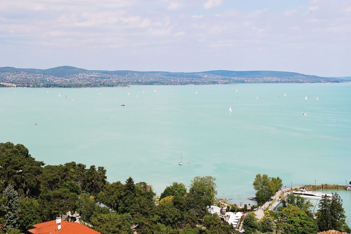 A mesterséges intelligencia figyelmeztetett: komoly veszélyben a Balaton jövője