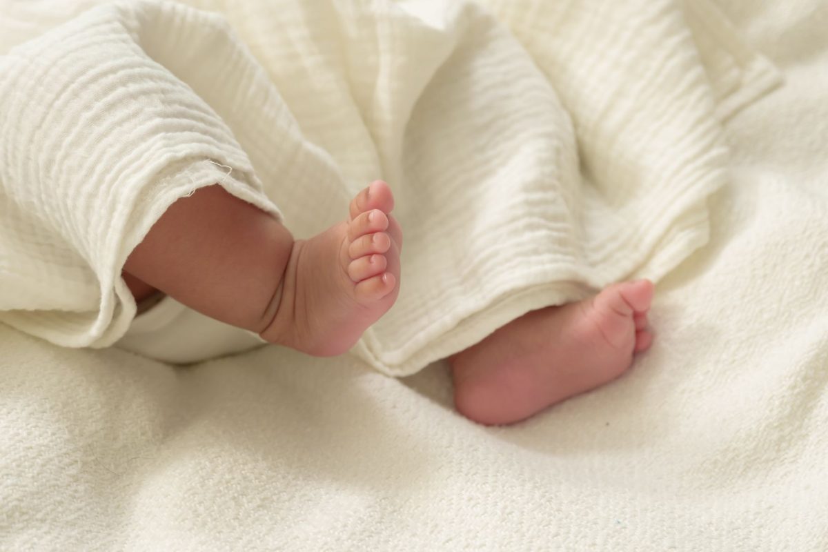 Éheztette saját gyermekét, vádat emeltek egy fiatal somogyi anya ellen