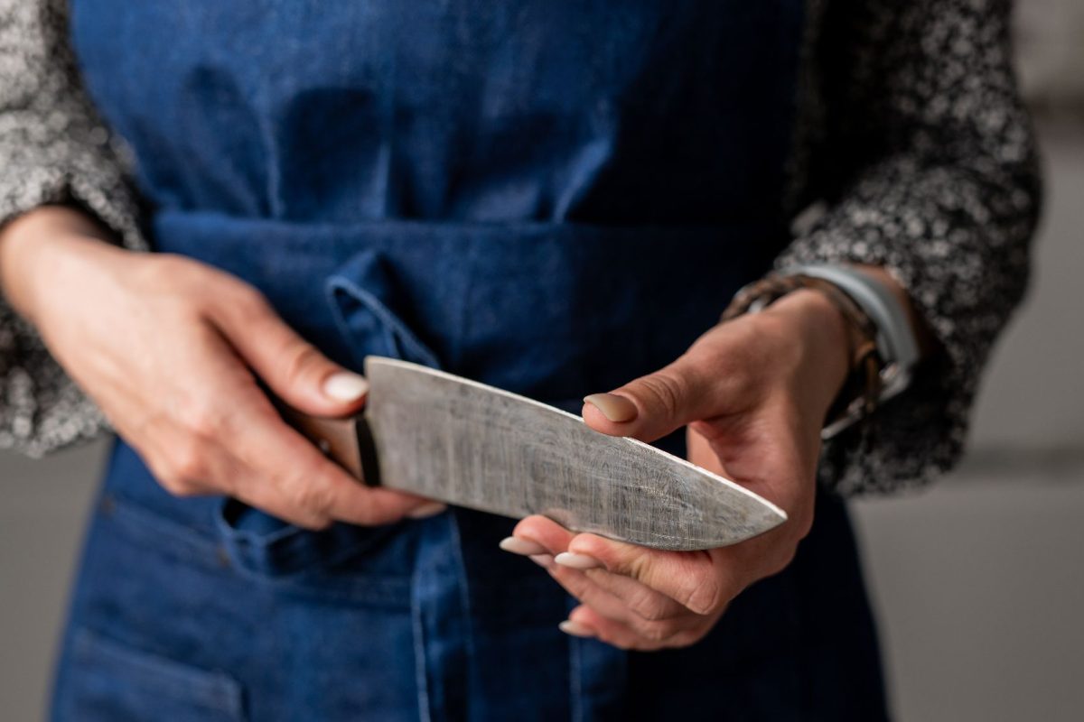 Életveszélyesen megszúrta élettársát egy féltékeny nő Budapesten