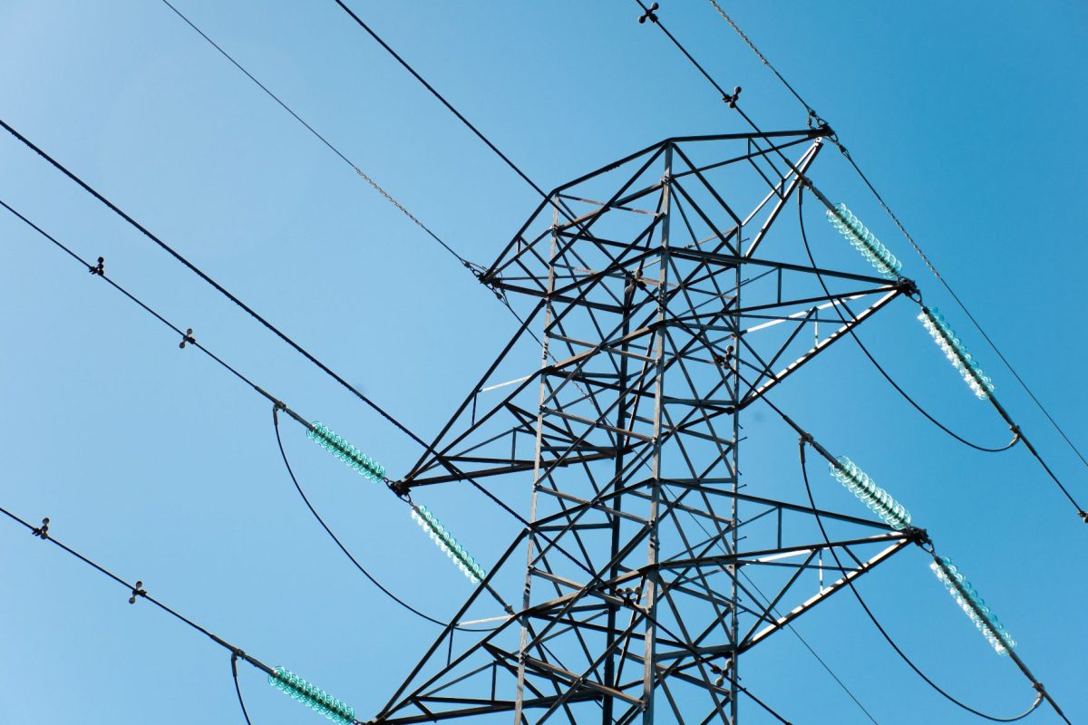 Megerősített távvezeték épült az M4-es autópálya felett